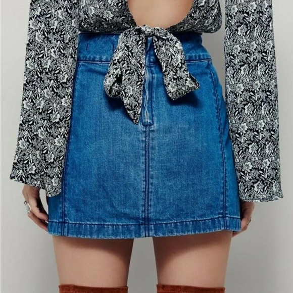 Free People Zip to It Denim Mini Jean Skirt Chloe Wash Boho
Women's Sz 2 - Picture 2 of 8